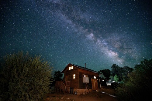 Glamping, off-grid adventure at peace-friendly cabin on 10 acres w/ STARGAZING!