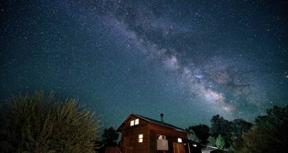 Glamping, off-grid adventure at peace-friendly cabin on 10 acres w/ STARGAZING!