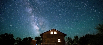 Glamrende, off-grid eventyr i vores fredsvenlige hytte på 10 hektar alt for dig