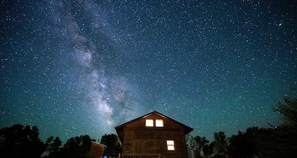 Glamping, off-grid adventure at peace-friendly cabin on 10 acres w/ STARGAZING!