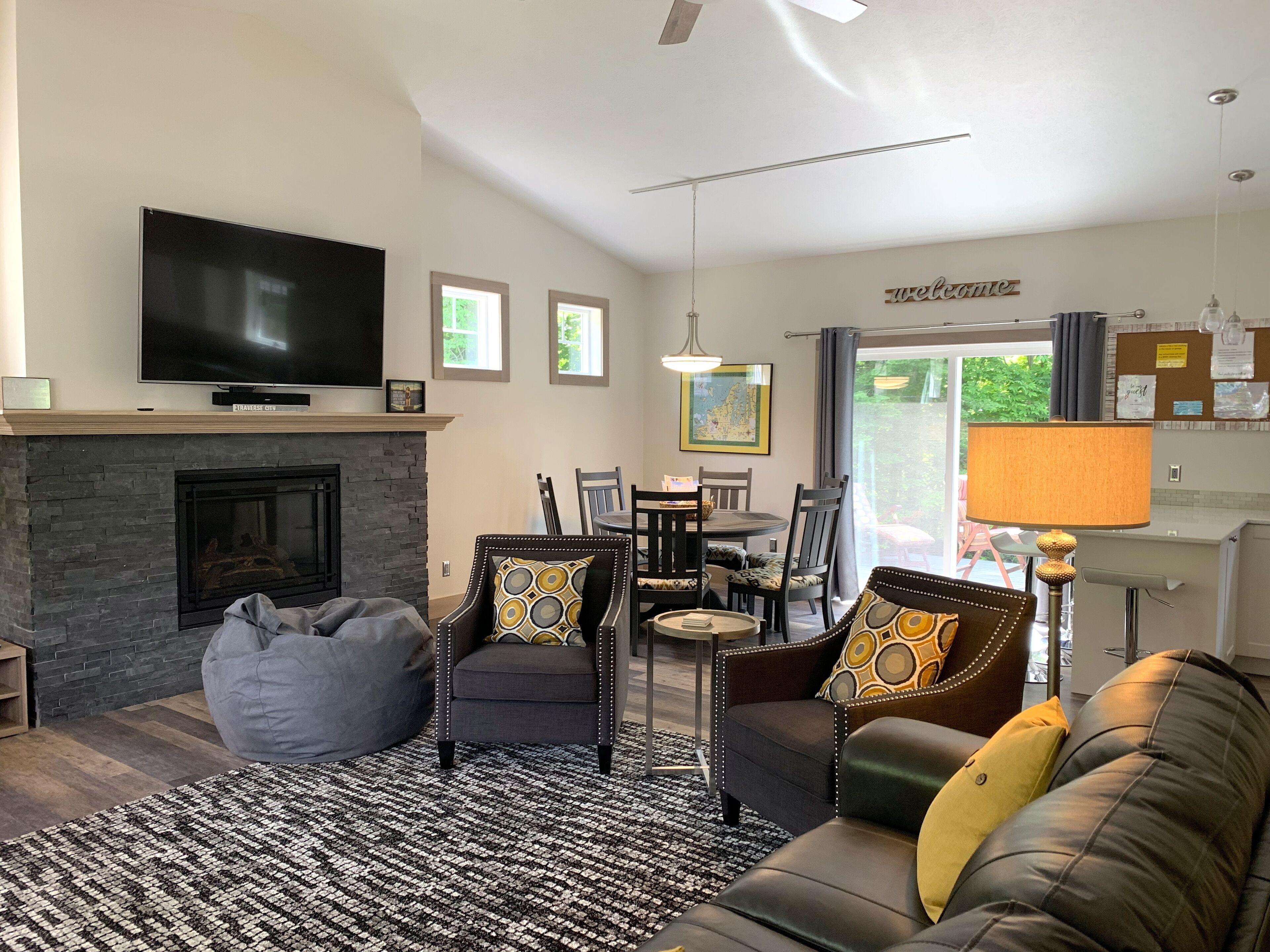 TV connectée, cheminée, table de tennis de table, chaîne hi-fi