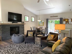 Téléviseur connecté, foyer, table de ping-pong, chaîne audio