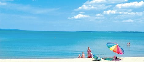 Beach nearby, sun loungers, beach towels