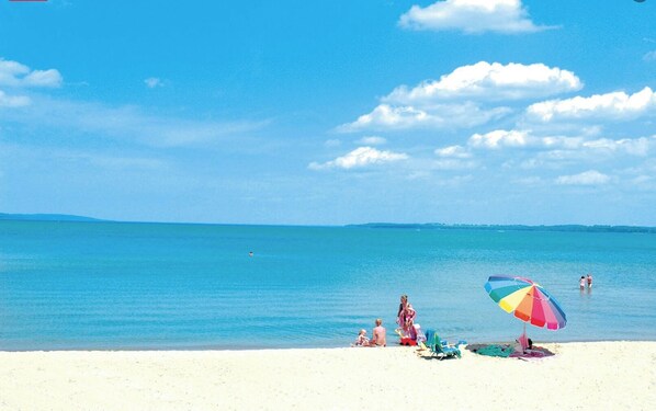 Beach nearby, sun-loungers, beach towels