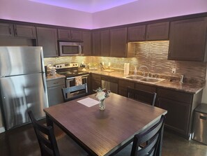 Fridge, microwave, oven, stovetop - 9th St. Beals Loft Downtown Columbia (Columbia)