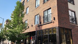 A brick building with a storefront labeled "Foldie's" offering pastries, catering, and bagels. - 9th St. Beals Loft Downtown Columbia (Columbia)
