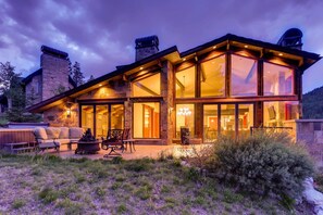 Exterior - Snow Maker Manor: Pet-Friendly, True Ski-in/Out, Hot Tub, Theater, Pool Table (Copper Mountain)