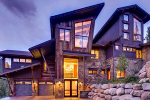 Exterior - Snow Maker Manor: Pet-Friendly, True Ski-in/Out, Hot Tub, Theater, Pool Table (Copper Mountain)