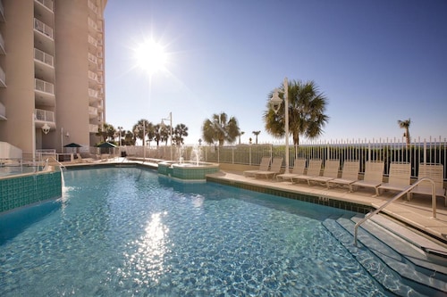 Beach Front Resort, Emerald water, White Sand. Great Amenities, Equipped Kitchen