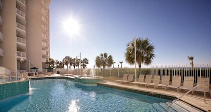 Beach Front Resort, Emerald water, White Sand. Great Amenities, Equipped Kitchen