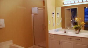 Een bad, een haardroger, handdoeken, zeep