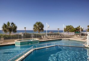 Una piscina cubierta, una piscina al aire libre