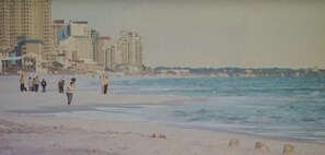 Ranta lähistöllä, aurinkotuoleja, rantapyyhkeitä