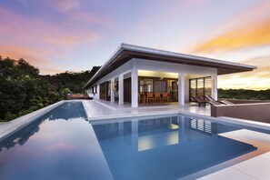 Outdoor pool, pool umbrellas, sun loungers - Private Holiday House Fiji (Maui Bay)