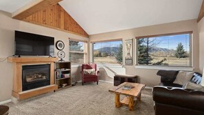Smart TV, fireplace - Sans Souci Cabin (Red Lodge)