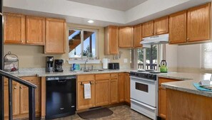 Fridge, microwave, oven, stovetop - Sans Souci Cabin (Red Lodge)