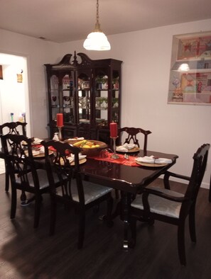 Dining - Beautiful 3 Bedroom House Close To Richmond Raceway (Richmond)