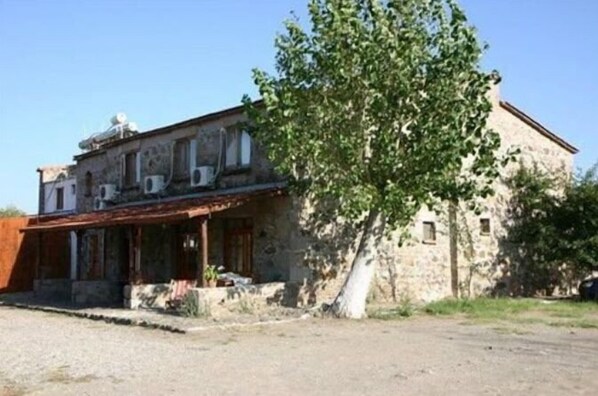 Fachada de la propiedad