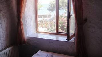 Standard Triple Room | Bed sheets