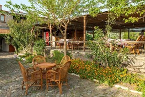 Courtyard - Troas Motel (Ayvacik)