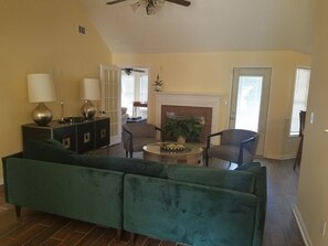 Living area - Lakeside Get Away (Stockbridge)
