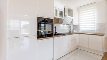 Kjøleskap, mikrobølgeovn, ovn og kokeplater