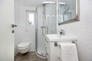 Douche, sèche-cheveux, serviettes fournies, papier toilette