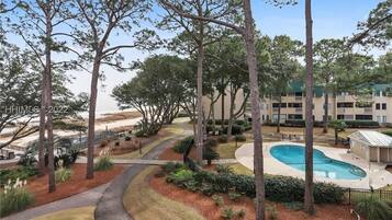 Una piscina techada, una piscina al aire libre