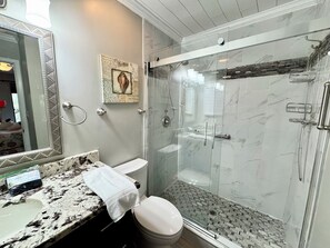 Combined shower/bathtub, jetted bath, hair dryer, towels