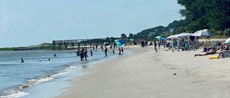 På stranden och solstolar
