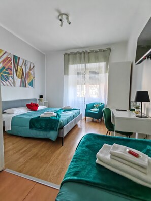 Habitación triple (Green) | Minibar, caja de seguridad en la habitación y decoración personalizada 