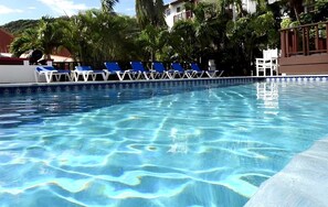Outdoor pool - Cozy one-bedroom & mezzanine apartment (Philipsburg)