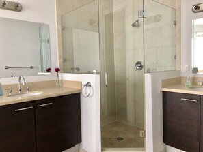 House, 3 Bedrooms, Kitchen | Bathroom | Combined shower/tub, hair dryer, towels - Home in Fort Lauderdale (Fort Lauderdale)