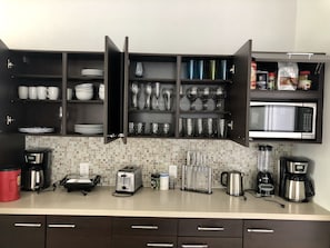 Casa, 3 habitaciones, cocina | Cocina privada | Refrigerador con congelador, microondas, horno y parrilla de estufa