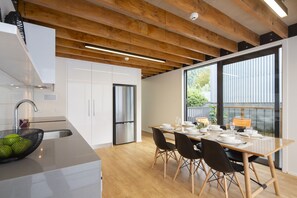 Full-size fridge, microwave, oven, stovetop - Koura Apartments Central Queenstown (Queenstown)
