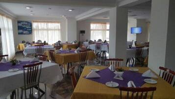 Phục vụ bữa sáng, bữa trưa, bữa tối, đặc sản địa phương