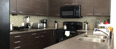 Casa, 3 habitaciones, cocina | Cocina privada | Frigorífico grande, microondas, horno y placa de cocina