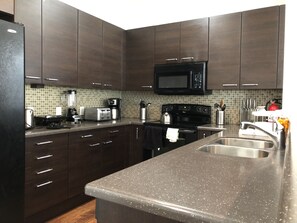 House, 3 Bedrooms, Kitchen | Private kitchen | Full-sized fridge, microwave, oven, stovetop - Huge House near Cruise Port (Fort Lauderdale)