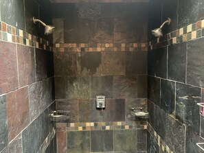 Ensemble douche/baignoire, sèche-cheveux, serviettes fournies, savon