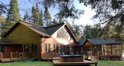 Adirondack Waterfront Lodge lähellä Old Forgeä