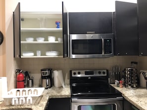 Condo, 3 Bedrooms, Kitchen | Private kitchen | Full-size fridge, microwave, oven, stovetop - Condo in Fort Lauderdale (Fort Lauderdale)