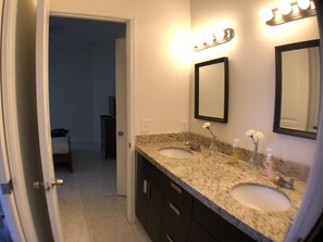 Appart'hôtel, 3 chambres, cuisine | Salle de bain | Ensemble douche/baignoire, sèche-cheveux, serviettes fournies
