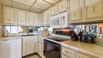 House, 1 King Bed with Sofa bed (Two-Bedroom House) | Private kitchen