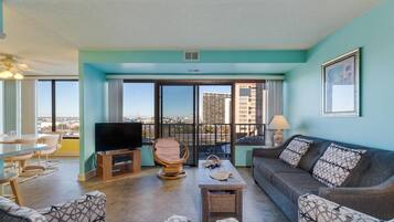 House, Multiple Beds (Two-Bedroom Townhouse) | Living room