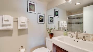 House, 1 Queen Bed (Two-Bedroom Apartment) | Bathroom