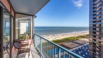 House, 1 Queen Bed (Two-Bedroom Apartment) | Property grounds