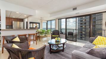 House, 1 Queen Bed (Two-Bedroom Apartment) | Living area