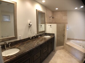 Bathroom - Huge House in Fort Lauderdale -  821 (Fort Lauderdale)
