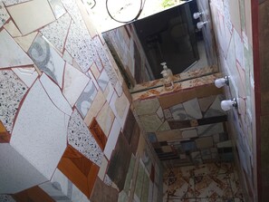 Haartrockner, Handtücher, Seife, Shampoo