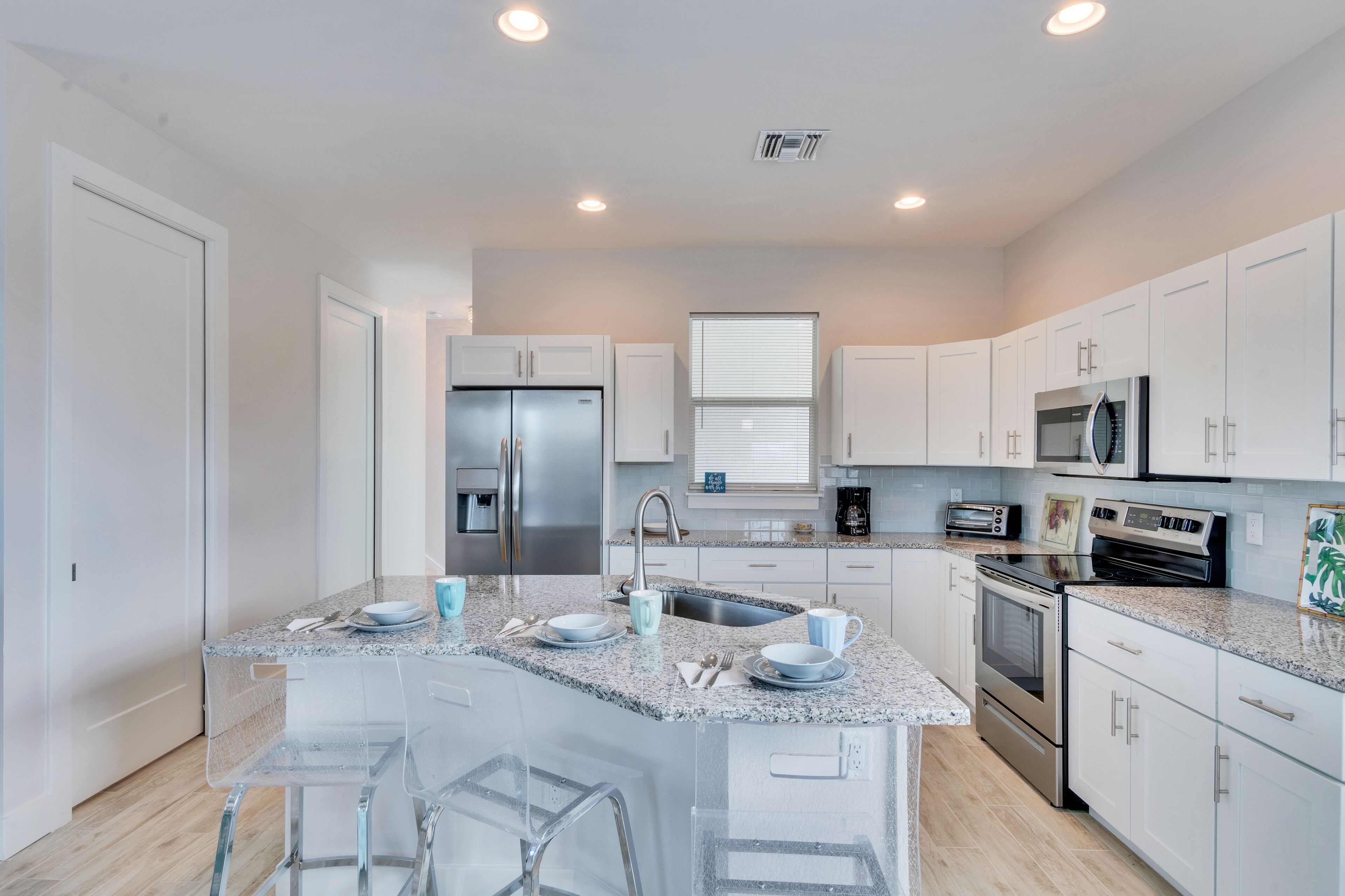 Een koelkast, een magnetron, een oven, een kookplaat